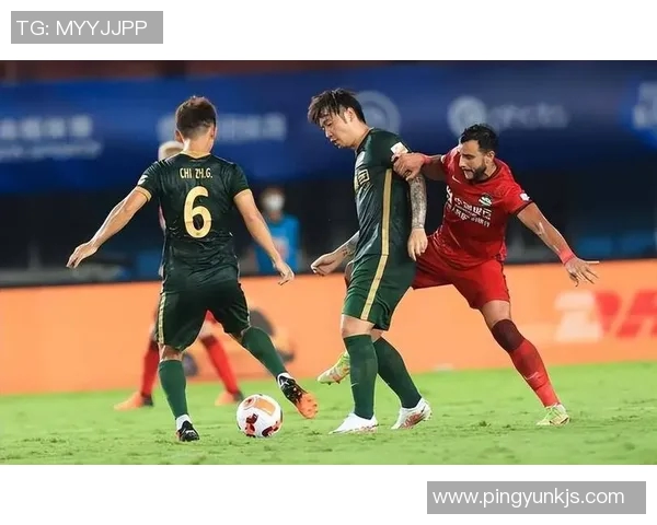 冯劲远射攻门精彩瞬间引发全场欢呼助力球队逆转胜利