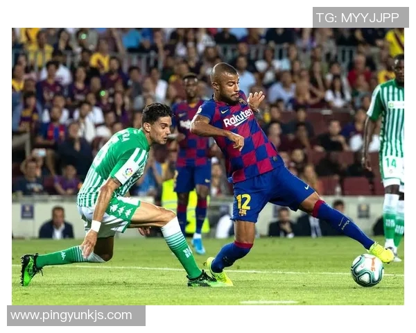 梅西领衔巴塞罗那5-1大胜皇家贝蒂斯，再度登顶西甲积分榜